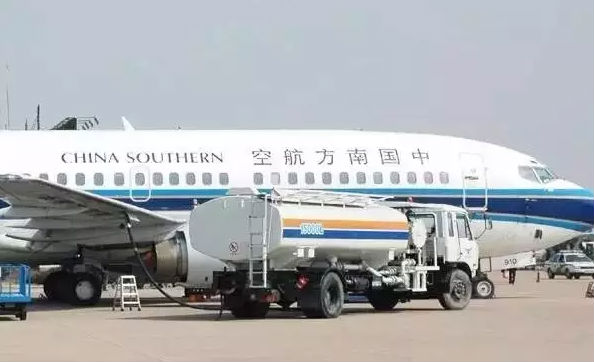 飛機加油車圖片