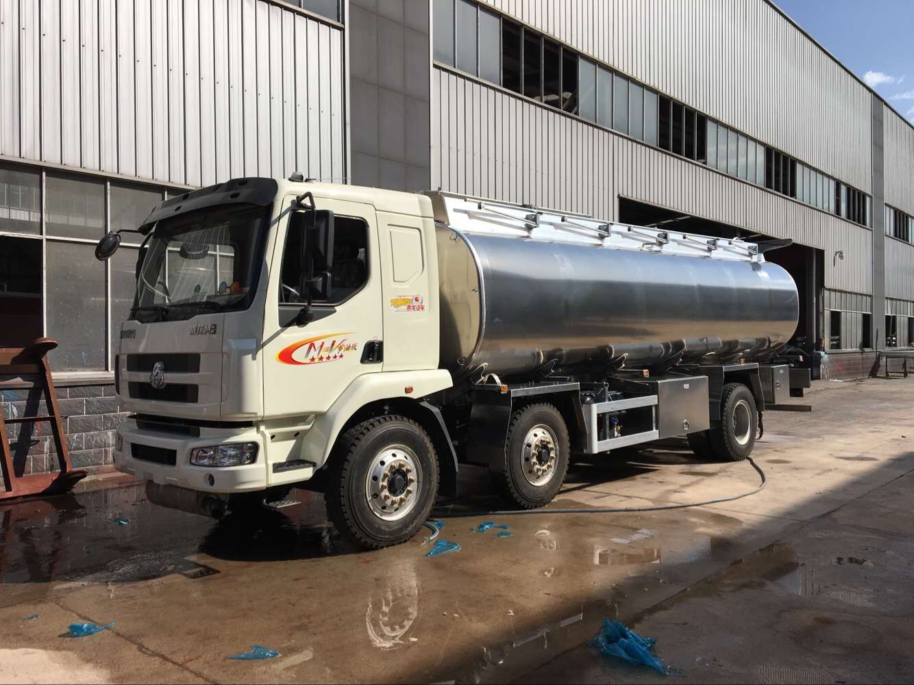 東風柳汽小三軸鋁合金油罐車圖片 東風柳汽小三軸鋁合金油罐車圖片