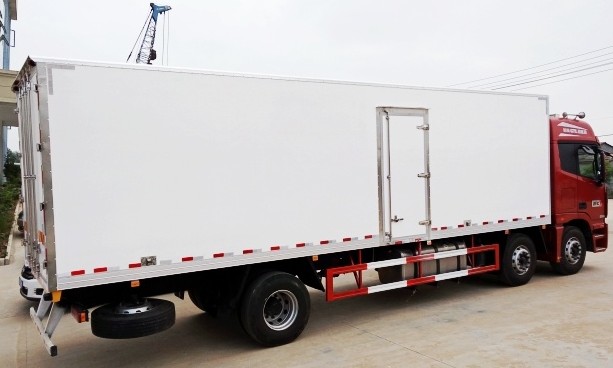福田歐曼GTL小三軸9.6米冷藏車