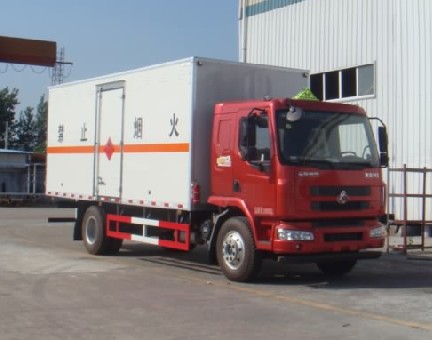 東風柳汽乘龍7.7米易燃液體廂式運輸車