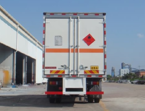 東風柳汽乘龍7.7米易燃液體廂式運輸車