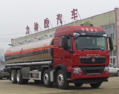 22噸國(guó)六重汽豪沃前四后八油罐車圖片 22噸國(guó)六重汽豪沃前四后八油罐車圖片