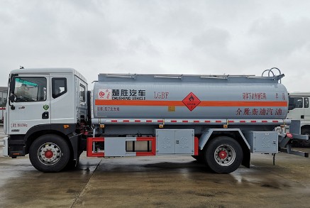 國(guó)六12噸東風(fēng)多利卡D9油罐車(chē)多方位圖片 國(guó)六12噸東風(fēng)多利卡D9油罐車(chē)多方位圖片