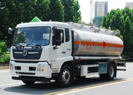 國(guó)六東風(fēng)天錦16.6方雙倉(cāng)油罐車(chē) 國(guó)六東風(fēng)天錦16.6方雙倉(cāng)油罐車(chē)