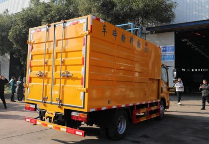 大運物料粉碎車（帶升降梯）_園林樹枝粉碎車_秸桿粉碎車