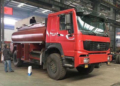 重汽豪沃HOWO 4x4全輪驅(qū)動(dòng)油罐車圖片