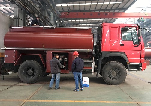 重汽豪沃HOWO 4x4全輪驅(qū)動(dòng)油罐車圖片