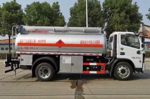 東風(fēng)大多利卡8.1方易燃液體罐式運輸車_潤知星牌SCS5120GRYEQ6型易燃液體罐式運輸車 東風(fēng)大多利卡8.1方易燃液體罐式運輸車_潤知星牌SCS5120GRYEQ6型易燃液體罐式運輸車