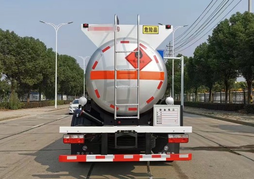 東風(fēng)大多利卡8.1方易燃液體罐式運輸車_潤知星牌SCS5120GRYEQ6型易燃液體罐式運輸車 東風(fēng)大多利卡8.1方易燃液體罐式運輸車_潤知星牌SCS5120GRYEQ6型易燃液體罐式運輸車