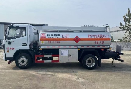 東風(fēng)福瑞卡六噸王油罐車_東風(fēng)福瑞卡山區(qū)重載版油罐車