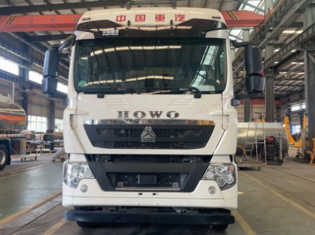 重汽豪沃前四后八29.3方鋁合金運(yùn)油車(chē)_楚勝牌CSC5329GYYLZ6型鋁合金運(yùn)油車(chē)