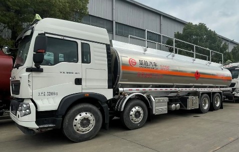 重汽豪沃前四后八29.3方鋁合金運(yùn)油車(chē)_楚勝牌CSC5329GYYLZ6型鋁合金運(yùn)油車(chē)