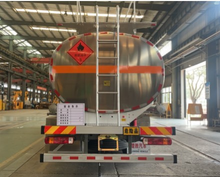 重汽豪沃前四后八29.3方鋁合金運(yùn)油車(chē)_楚勝牌CSC5329GYYLZ6型鋁合金運(yùn)油車(chē)